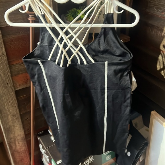 Yelete performance wear size L/Xlg - Picture 4 of 5